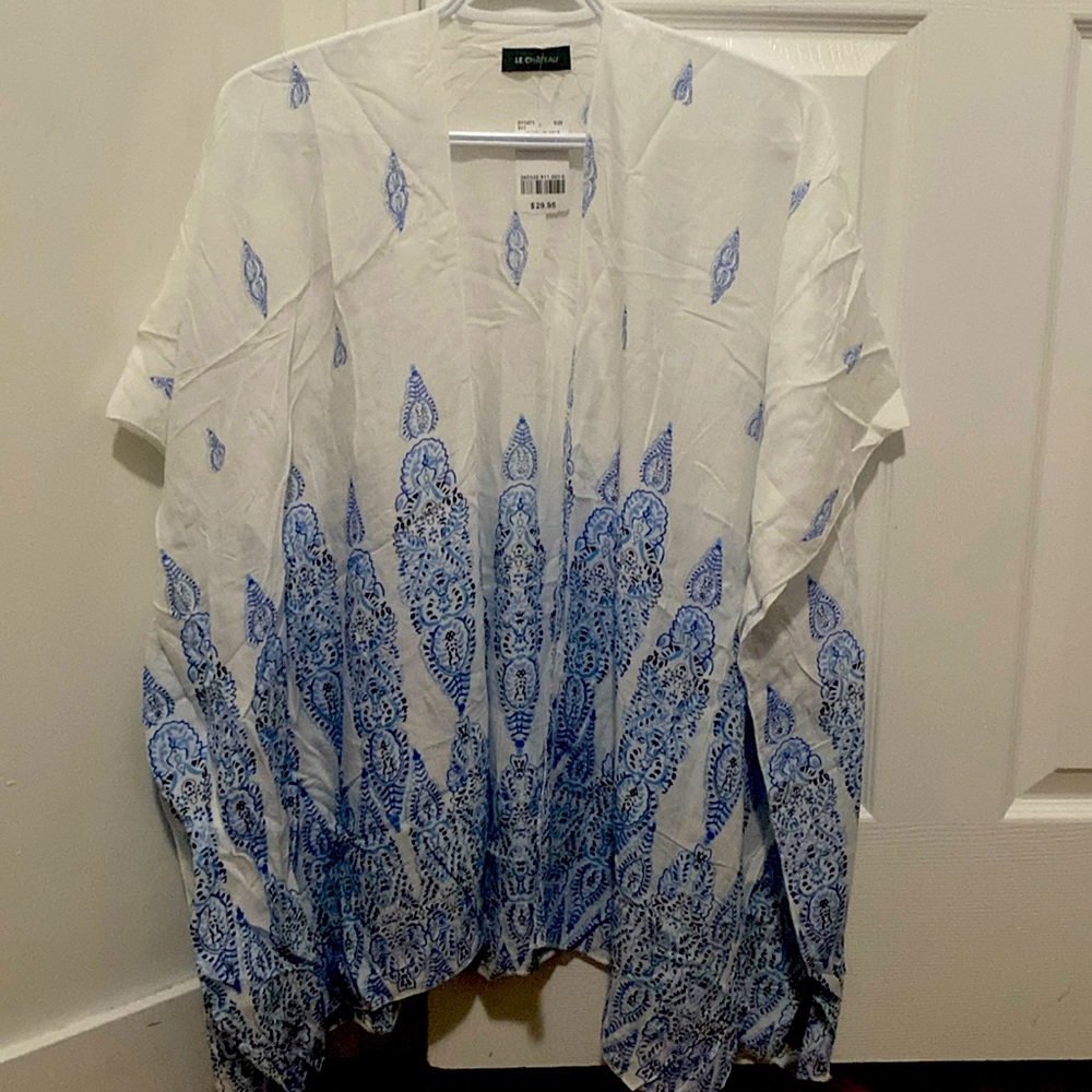 BNWT Le Chateau white and blue floral kimono